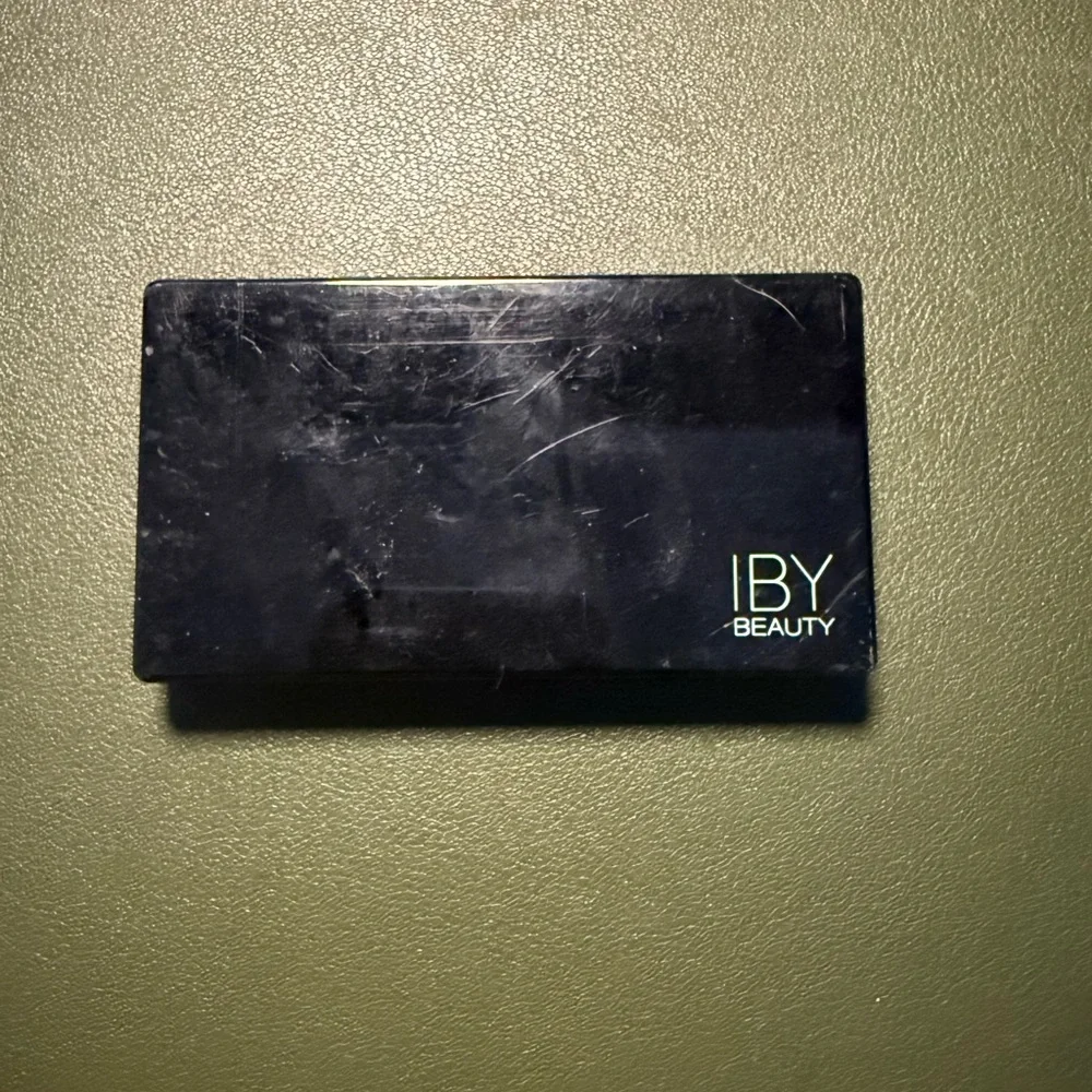 NEW IBY Beauty Eyeshadow Palette with Brush- Gold and Cream